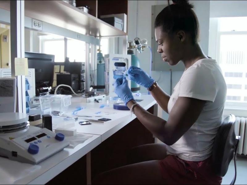 在科学实验室工作的黑人女学生